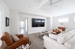 Felix’s Spacious Garden Villa Retreat - Image 3