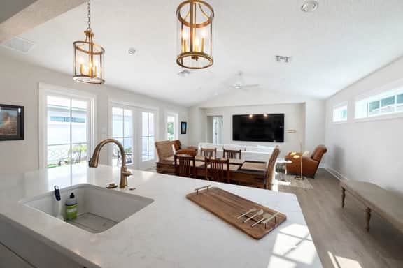 Felix’s Spacious Garden Villa Retreat - Image 2
