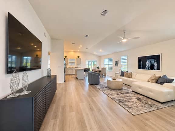 Kazimarz Cottage Retreat • Fully Fenced Yard • Golf Cart and Dog Friendly - Image 2
